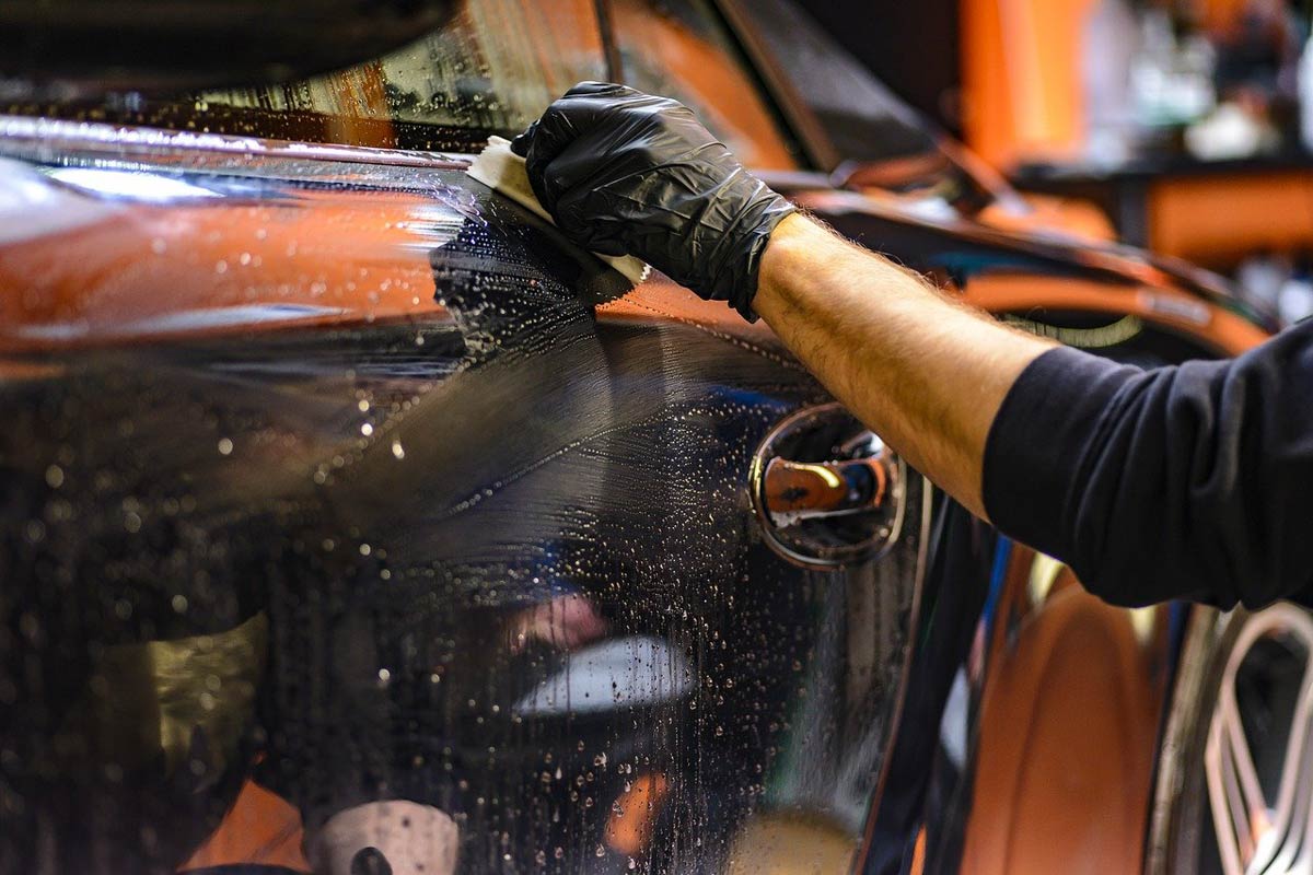 PMS – Park and Fly – Autoservice – ein schwarzes Autos reinigen PMS – Park and Fly - Autoservice - ein schwarzes Autos reinigen